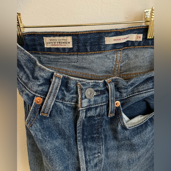 Levi’s Wedgie Icon Fit Medium Wash Distressed Cropped High-Rise Jeans - Picture 6 of 10